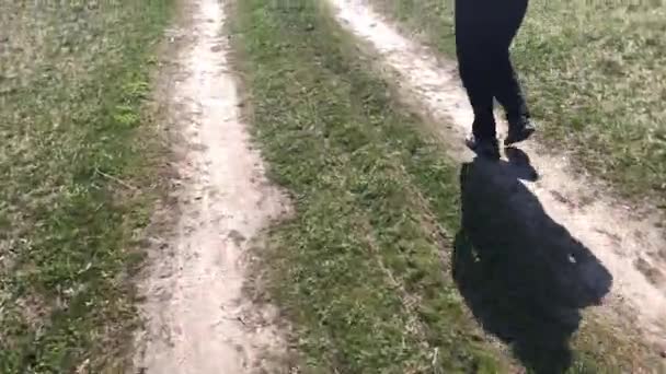 Femme Mûre Pantalon Noir Courir Seul Sur Une Route Terre — Video