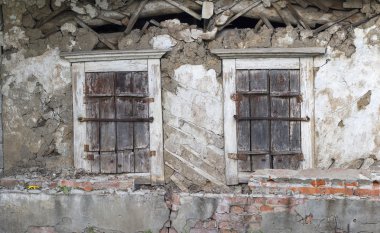 İki kepenkli pencere ile eski harap duvar