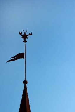 Bayrak ve fırıldak şeklinde Yengeç ile silüeti kulenin tepesinde