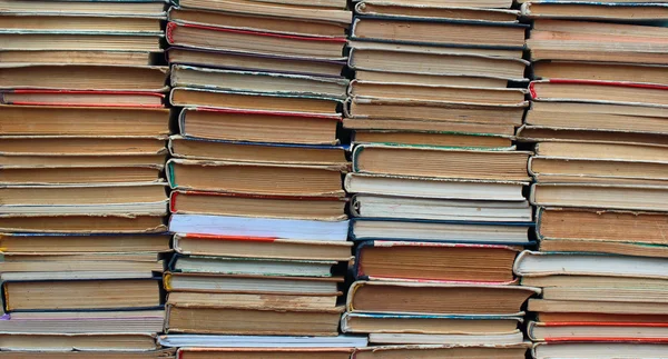 Stosy starych książek w twardej oprawie i miękka — Zdjęcie stockowe