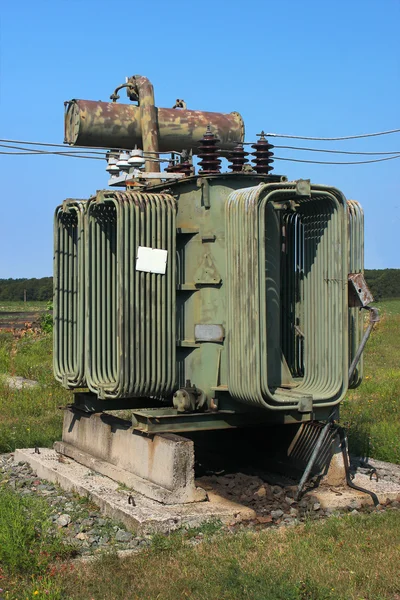 旧高压电力变压器 — 图库照片