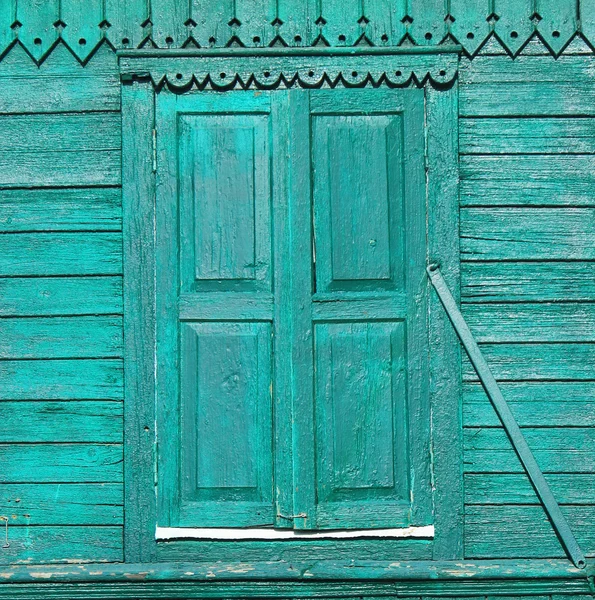 Stare zielone malowane drewniane migawką okno na ścianie urządzone — Zdjęcie stockowe