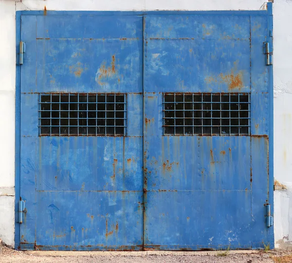 古い青い錆びついたゲート — ストック写真