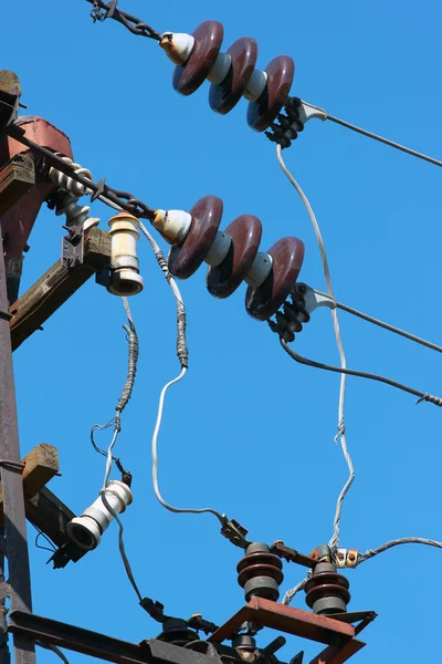 Disco isoladores Powerline no poste elétrico contra o céu azul ba — Fotografia de Stock
