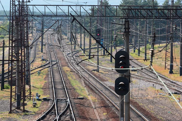 Wirrwarr an elektrischen Drähten, Schienen und Weichen an Eisenbahnknoten — Stockfoto