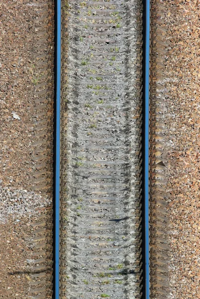 Вид зверху блискучі залізні рейки і бетонні шпали, в поєднанні з — стокове фото