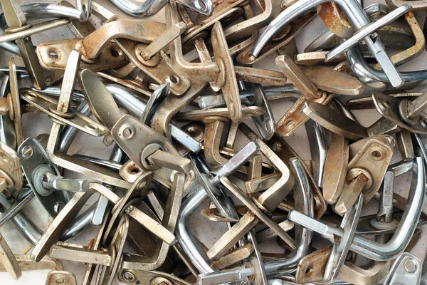 Montón de manijas viejas de la puerta de metal sucio — Foto de Stock