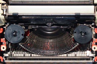 Siyah kurdele ile eski daktilo mekanizması