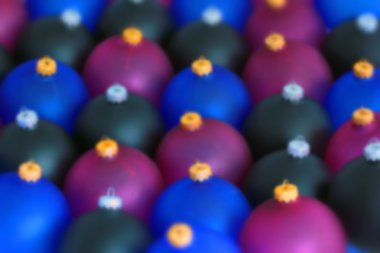Arka arka plan bulanık renkli Noel topları