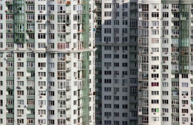 Modern çok katlı konut cephesi. 