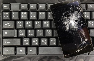 Kırık cep telefonu ve Arapça Klavye