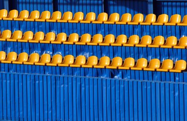 Futbol stadyumunda boş sandalye