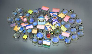 Yarı saydam ayna ve cam üzerinde prizmalar küçük plastik lensler