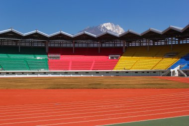 Arka planda güzel dağ ile yeni boş renkli Stadyumu