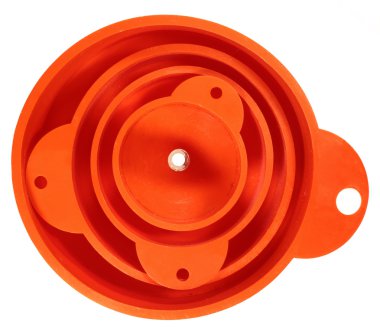 Dört turuncu plastik yığını üzerinde izole beyaz arka plan huniler