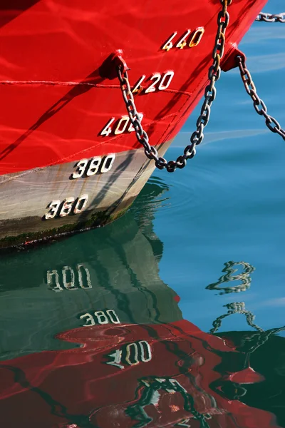 Casco vermelho de um navio — Fotografia de Stock