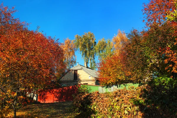 Landhus om høsten solskinn – stockfoto