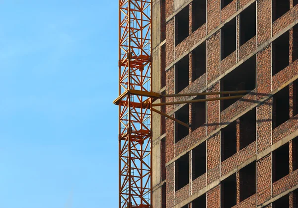 Grue fixée au bâtiment sur le chantier . — Photo