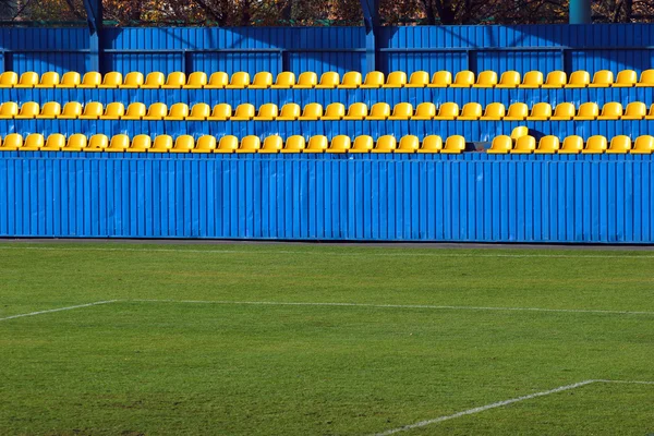 Κενών θέσεων κίτρινο στο γήπεδο ποδοσφαίρου — Φωτογραφία Αρχείου