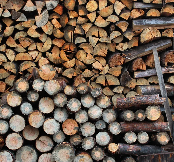 Antecedentes de troncos de lenha picados secos em uma pilha. — Fotografia de Stock
