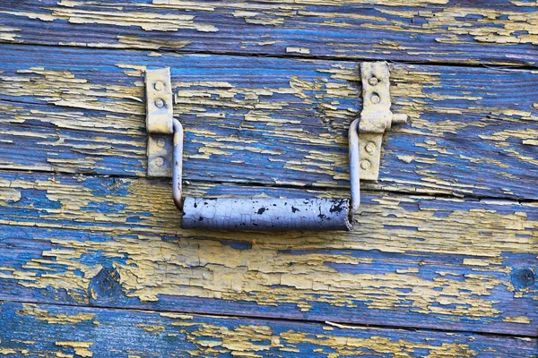Rusty iron handle on old wooden box. — Stock Photo, Image