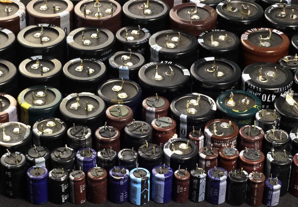 Eski elektrolitik kapasitörler. Kullanılan desoldered elektronik parçalar yığını — Stok fotoğraf