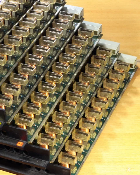 Muchos transformadores pequeños en placas de circuitos antiguos. Fondo de electrónica vintage —  Fotos de Stock