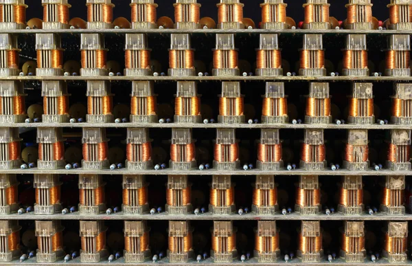 Muchos transformadores pequeños en placas de circuitos antiguos. Fondo de electrónica vintage — Foto de Stock