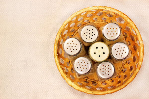 Грязные бутылочные шейкеры с соленым перцем и специями. Вид сверху
.