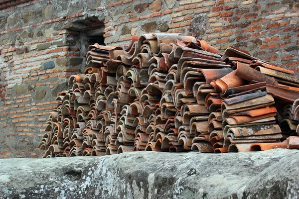 Pile de vieilles tuiles de toit usagées — Photo