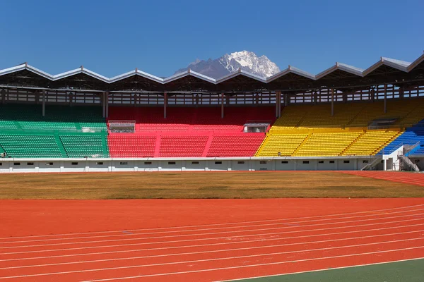 Νέο άδειο γήπεδο πολύχρωμο με όμορφο βουνό στο παρασκήνιο — Φωτογραφία Αρχείου