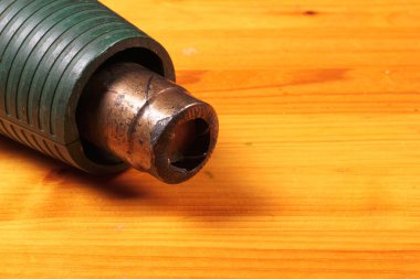 Eski sıcak hava tabancası üzerinde ahşap masa kullanılan.