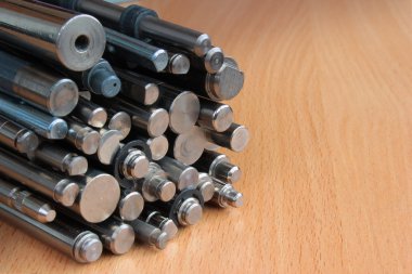Parlak metal yuvarlak ahşap arka plan üzerinde çubuklar ve barlar