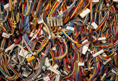 Renkli kablolar kablolar ve konektörler bilgisayar ve internet ağının
