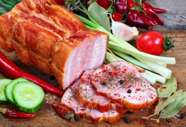 Doğrama kurulu yeşil ve kırmızı sebze jambon dilimlenmiş