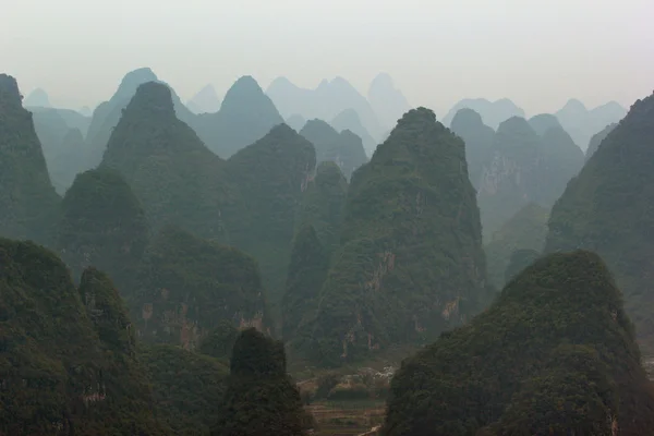 Misty paisaje de montaña cerca de Yangshuo, Guangxi, China . — Foto de Stock