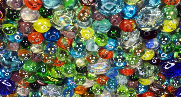 Många färgglada glas kulor med smiley ljus reflektion — Stockfoto