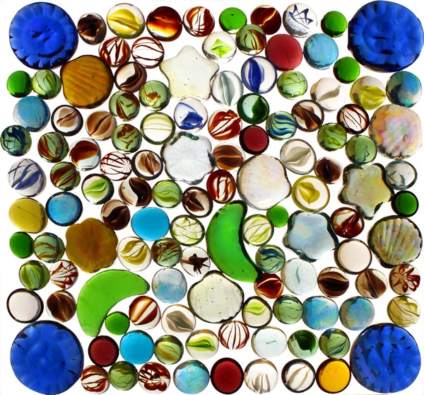 Mnoho barevné průhledné skleněné kuličky izolovaných na bílém pozadí — Stock fotografie
