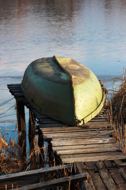 Shorelake üzerinde baş aşağı yalan tekne döndü