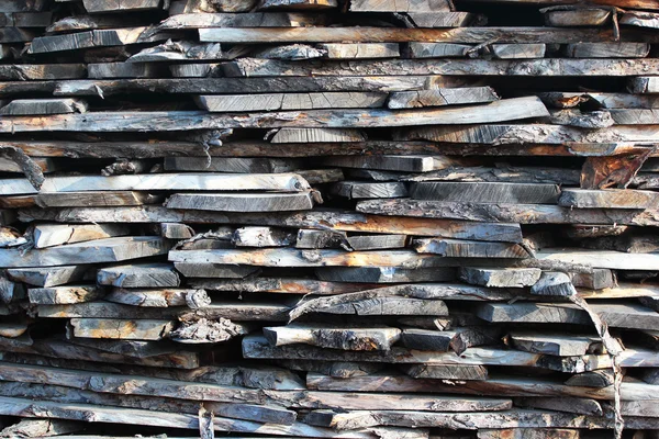 Material de madeira serrada velha - pilha de tábuas de madeira intemperizadas — Fotografia de Stock