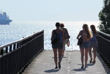 Genç kız köprüden yürüyüş grubu 