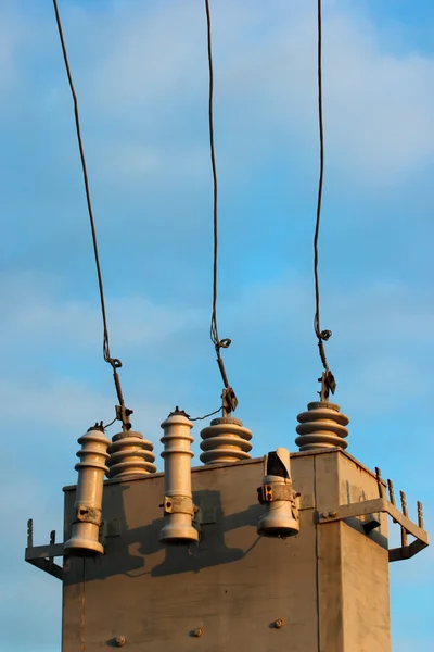 Powerline isolatorer diskar på elektrisk transformator — Stockfoto