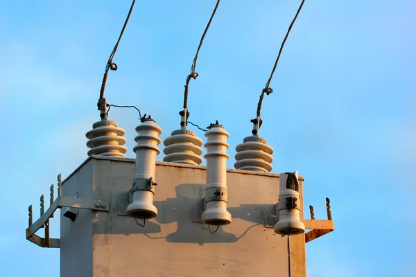 Powerline isolatoren schijven op elektrische transformator — Stockfoto