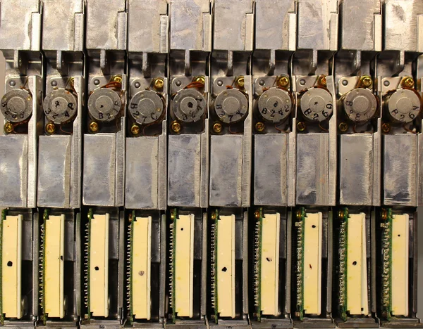 Veel oude retro diskettestations van laptopcomputers. Stappenmotoren. — Stockfoto