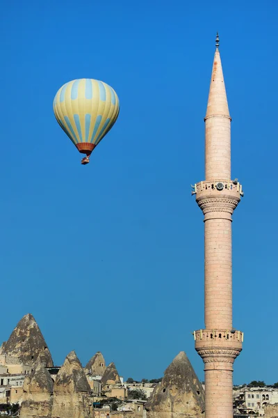 Αερόστατο πάνω από την αρχαία πόλη της Τουρκίας — Φωτογραφία Αρχείου