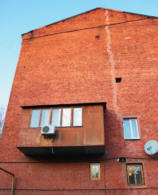 kırmızı tuğla duvar balkon