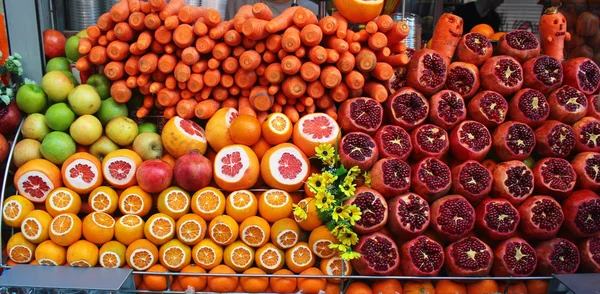 Stosy świeżych owoców na wyświetlaczu przy ulicy rynek w Istanbul, Turcja — Zdjęcie stockowe