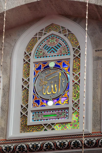 Ólomüveg ablak nevet Isten egy mecset Isztambulban — Stock Fotó