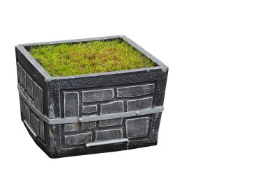 Gri sokak taş çiftlik kutusuyla yeşil çim üzerinde beyaz izole