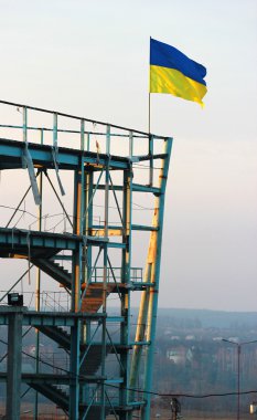 Yıkılan bina Ukrayna bayrağı dikildi